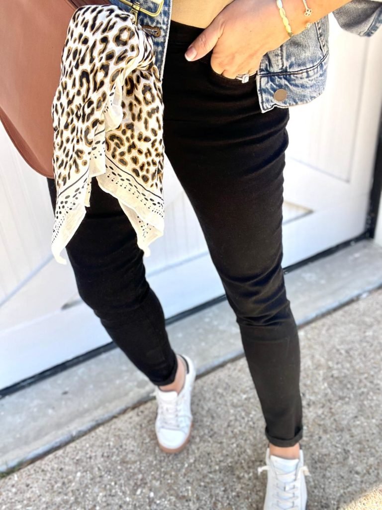 black jeans and white sneakers and denim jacket | Winter outfits casual  comfy, Casual stylish, Fall outfits